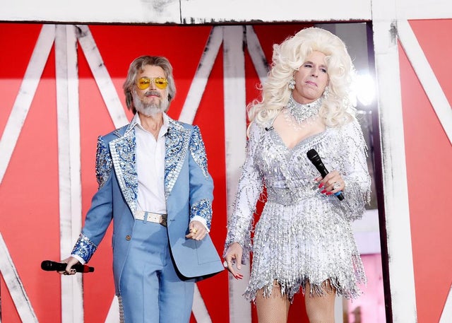  Savannah Guthrie as Kenny Rogers and Matt Lauer as Dolly Parton perform during Today's Halloween Extravaganza 2017