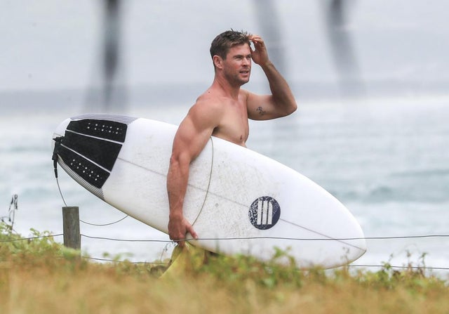 Chris Hemsworth surfs in Byron Bay
