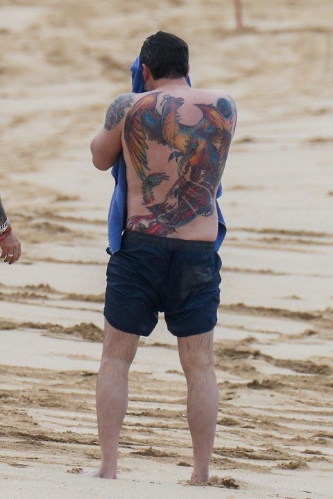 Ben Affleck shows his phoenix tattoo in Hawaii March 2018