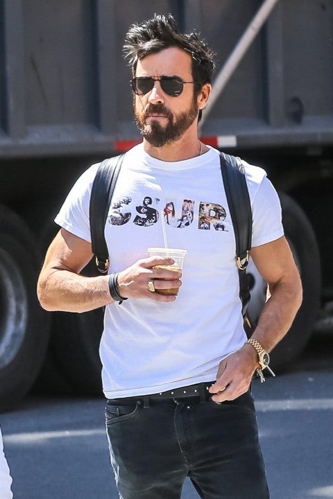 Justin Theroux getting in cab in NYC