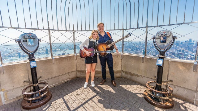 Maddie Poppe and runnerup at empire state building