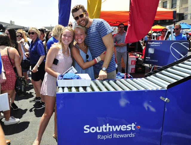 Brett Eldredge with fans, Southwest Rapid Rewards Priority tour L.A. 