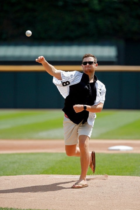 Scotty McCreery throws first pitch at White Sox game