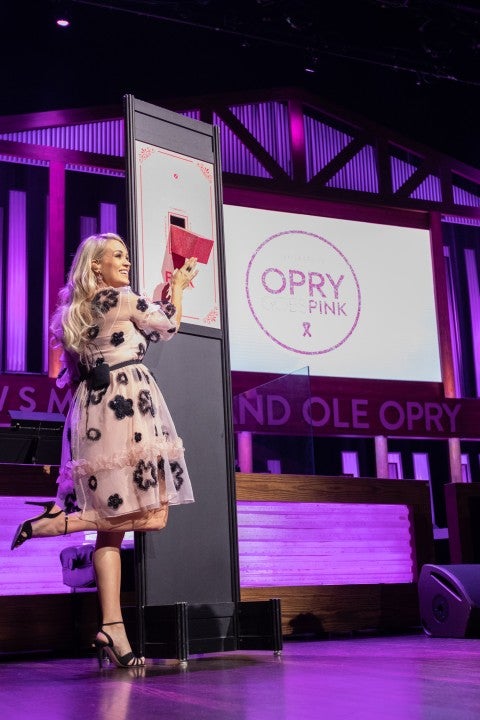 Carrie Underwood flips switch pink at Opry