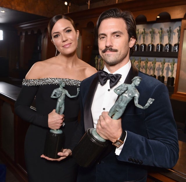 Mandy Moore and Milo Ventimiglia with sag award statuettes