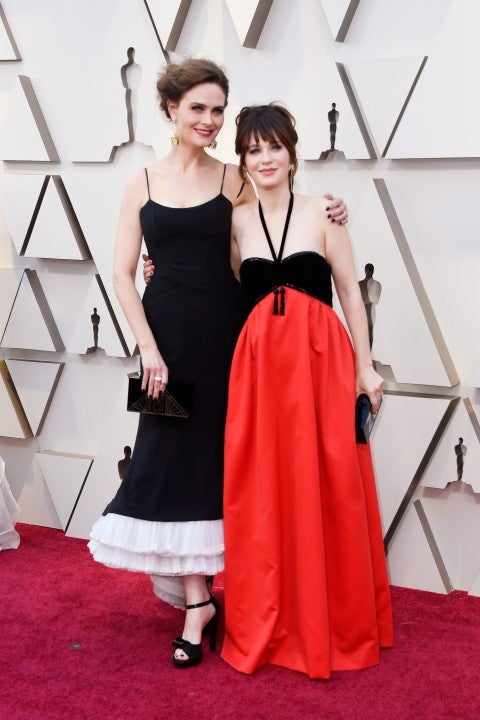 Emily and Zooey Deschanel at 2019 oscars