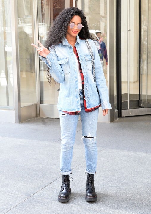 Ciara throws up peace sign in nyc