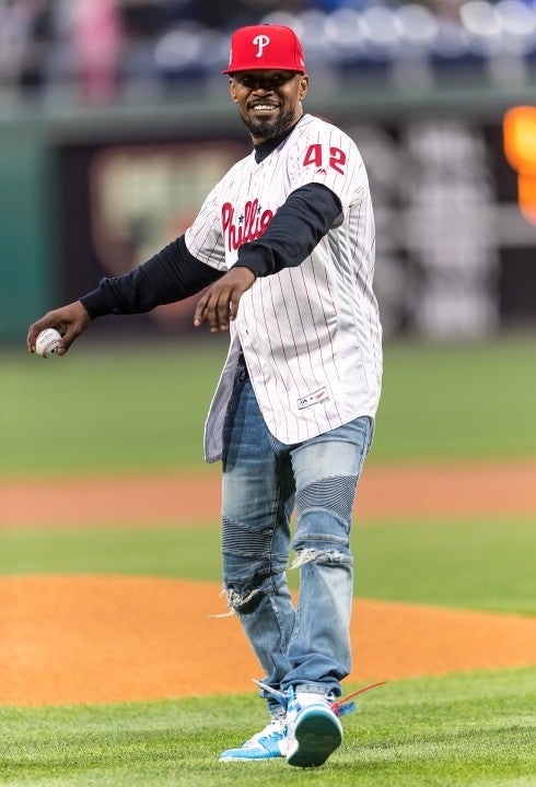 Jamie Foxx throws out first pitch at Phillies game
