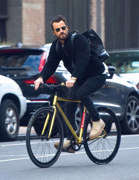 Justin Theroux biking in NYC