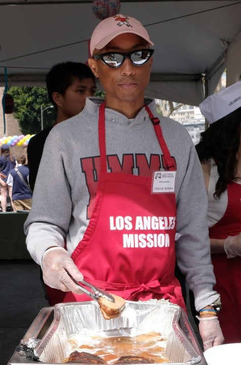 Pharrell feeds the homeless in LA