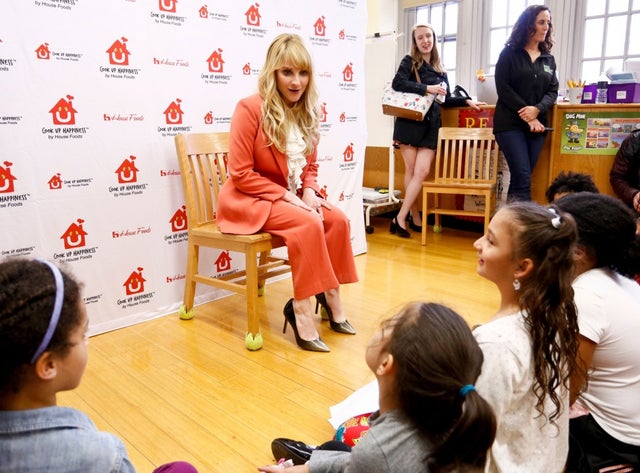 Melissa Rauch reads her new book to kids in nyc