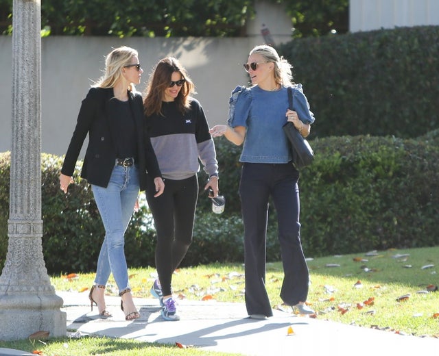 Jennifer Garner and Molly Sims talking to a friend in LA on may 20