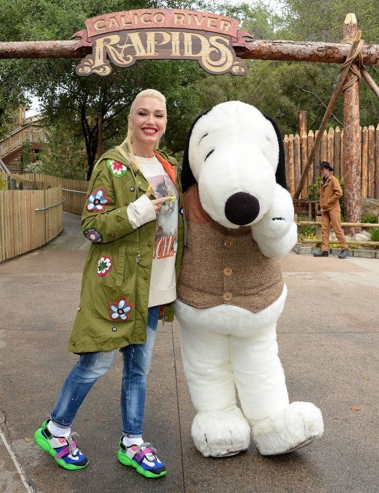 Gwen Stefani with snoopy at knotts berry farm