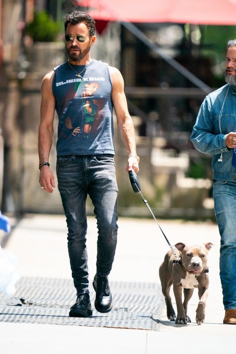 Justin Theroux walks dog while wearing alicia keys tee