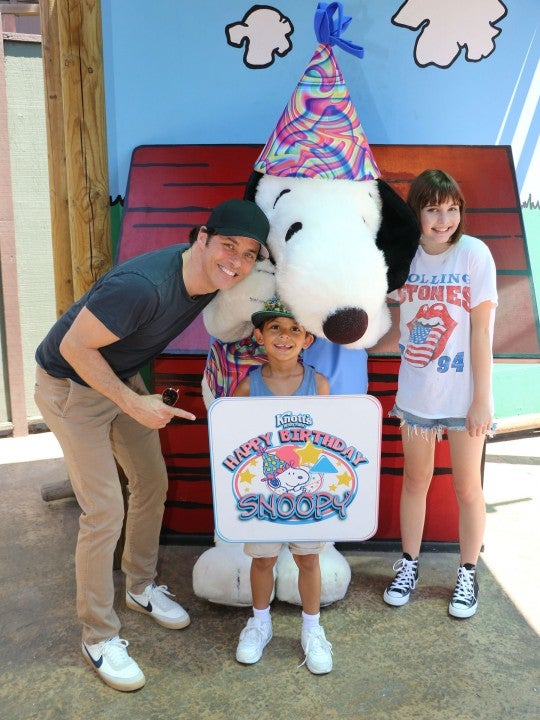 James Marsden with his kids at knott's berry farm