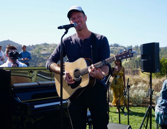 chris martin performs in fundraiser
