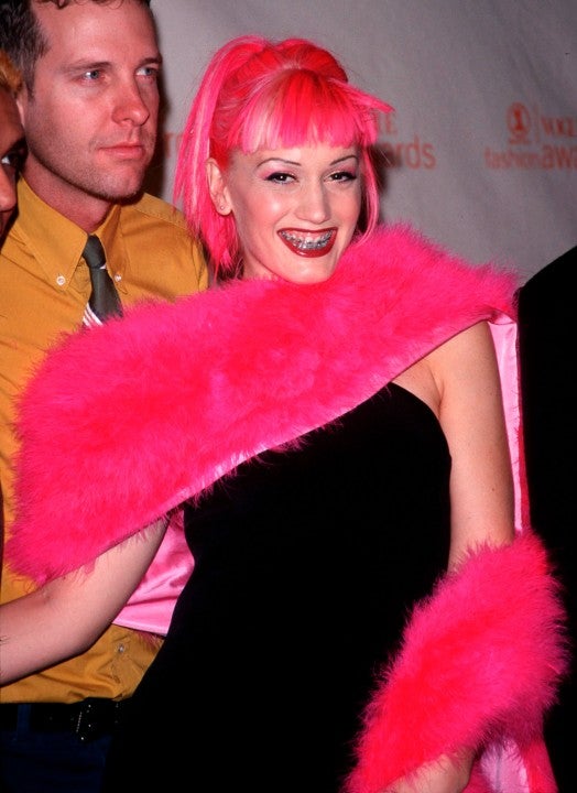 gwen stefani in 1999 with pink hair and braces