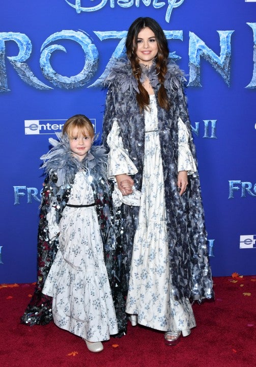 selena gomez and sister gracie teefey at frozen 2 premiere