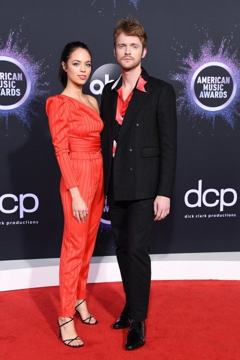 Claudia Sulewski and Finneas O'Connell 2019 amas