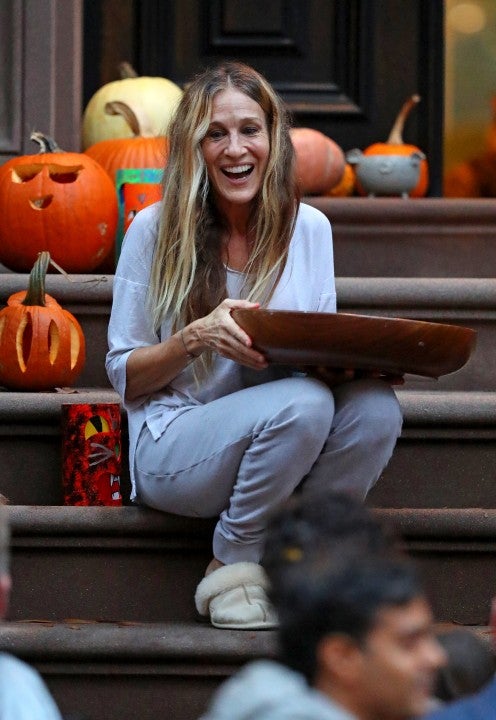 Sarah Jessica Parker hands out candy to trickortreaters
