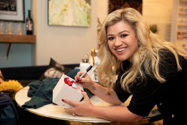 Kelly Clarkson signs ornament