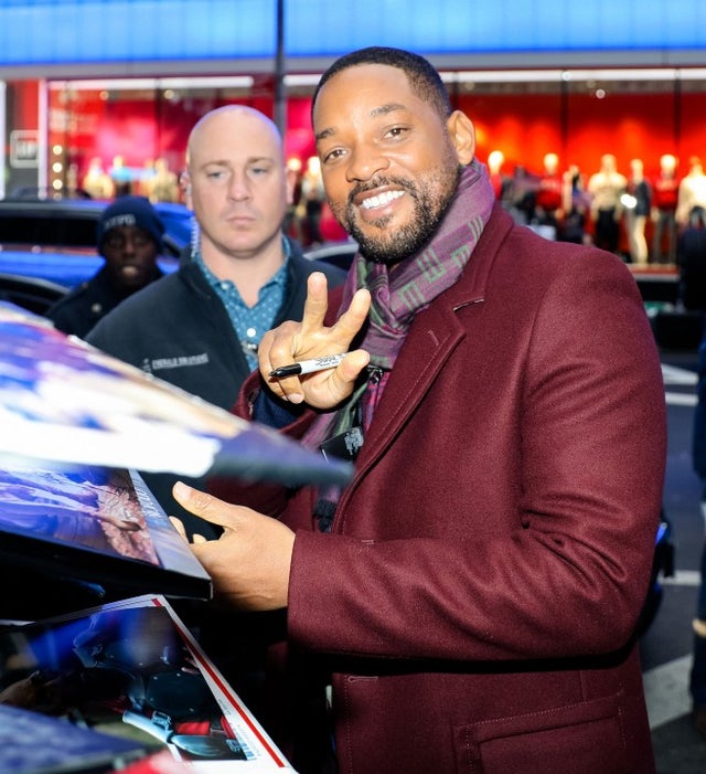 will smith signs autographs for fans