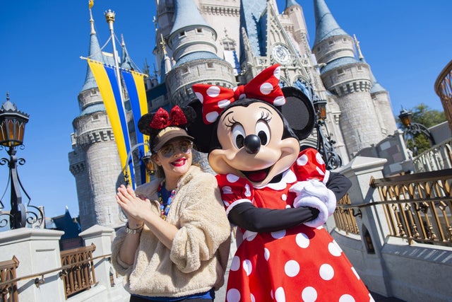 drew barrymore and minnie mouse at walt disney world