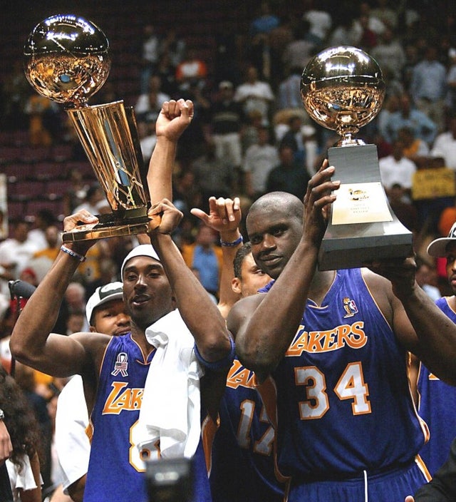 kobe and shaq with championship trophy in 2002