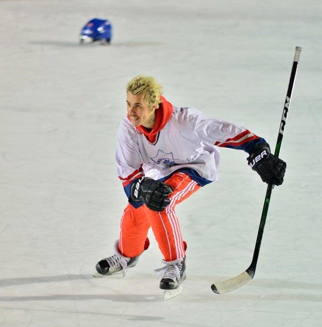justin bieber plays hockey in central park