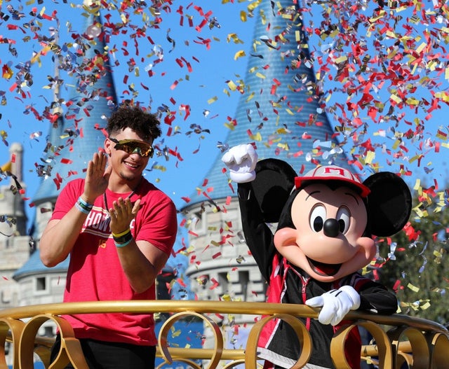 patrick mahomes with mickey mouse in disney world