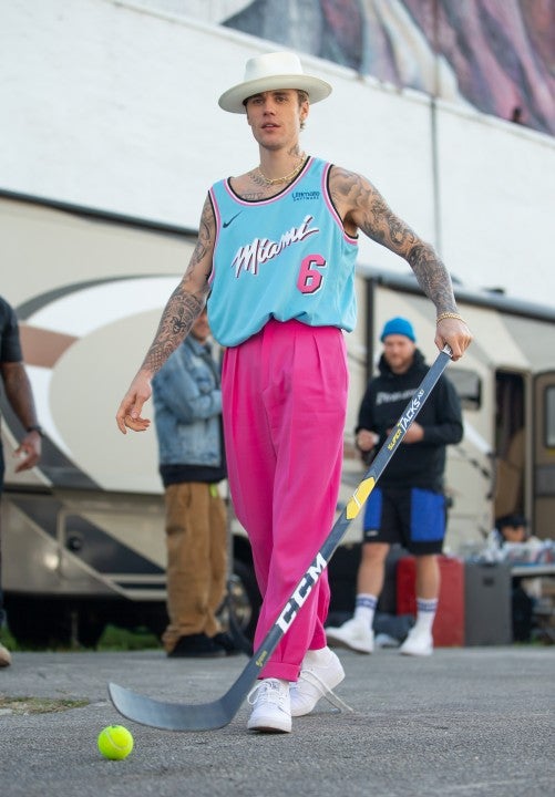 Justin Bieber plays hockey on music video set in miami