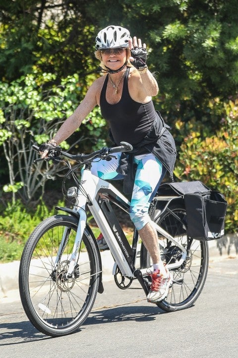 Goldie Hawn bike ride