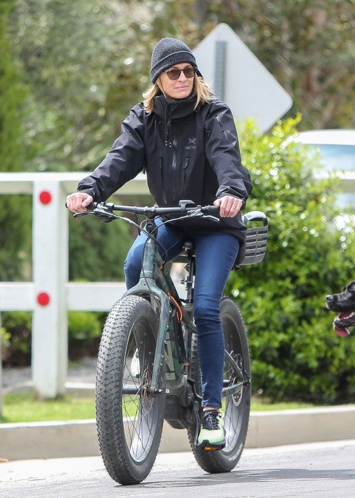 robin wright bikes in los angeles