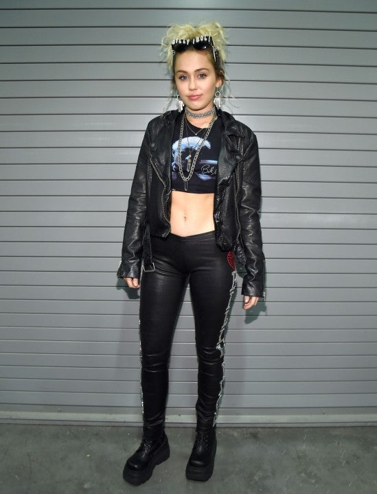 miley cyrus backstage at the 2016 iHeartRadio Music Festival in Las Vegas