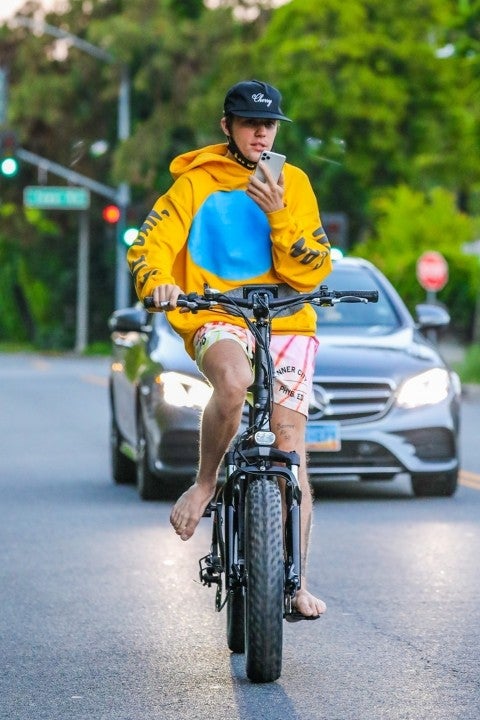 justin bieber bike ride barefoot
