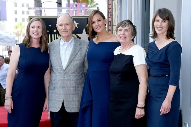 jennifer garner with her family at 2018 walk of fame ceremony