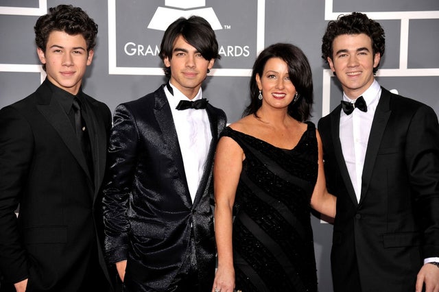 jonas brothers and their mom at 2009 grammys