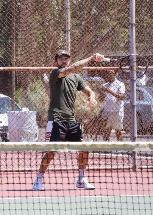 Pete Wentz plays tennis