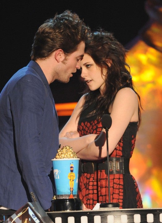 rob and kristen onstage during the 2009 MTV Movie Awards 