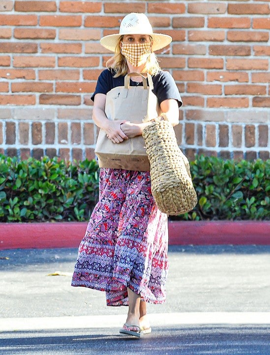 reese witherspoon gets groceries in malibu
