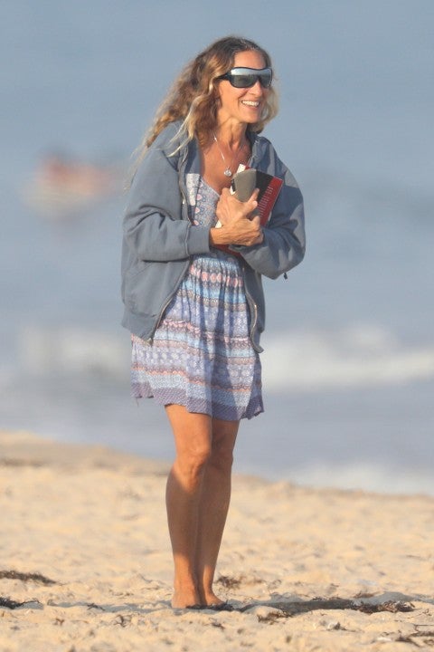 Sarah Jessica Parker on beach in the hamptons