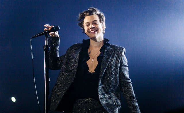 harry styles on tour in paris in 2018