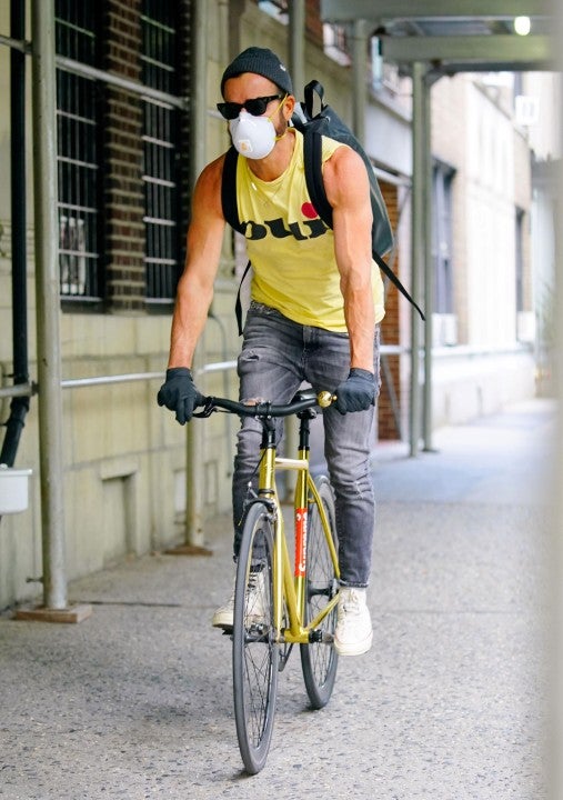 Justin Theroux bikes in nyc