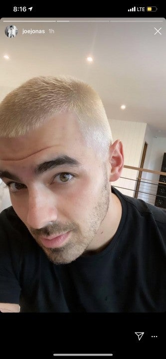 Joe Jonas bleaches his hair