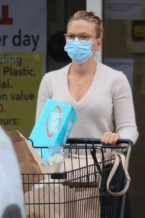Scarlett Johansson at grocery store in hamptons