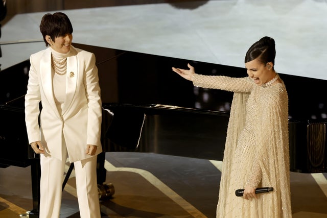 Diane Warren and Sofia Carson perform "Applause"