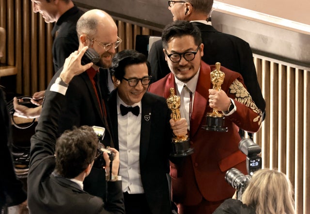 Daniel Scheinert, Daniel Kwan, and Ke Huy Quan holding their Oscar awards