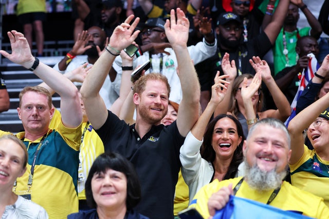 Prince Harry and Meghan Markle Do The Wave at Invictus Games 