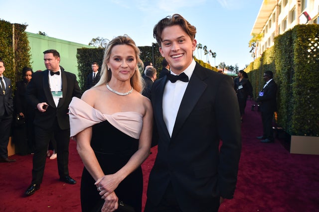 reese witherspoon and deacon phillippe at the 2024 golden globes