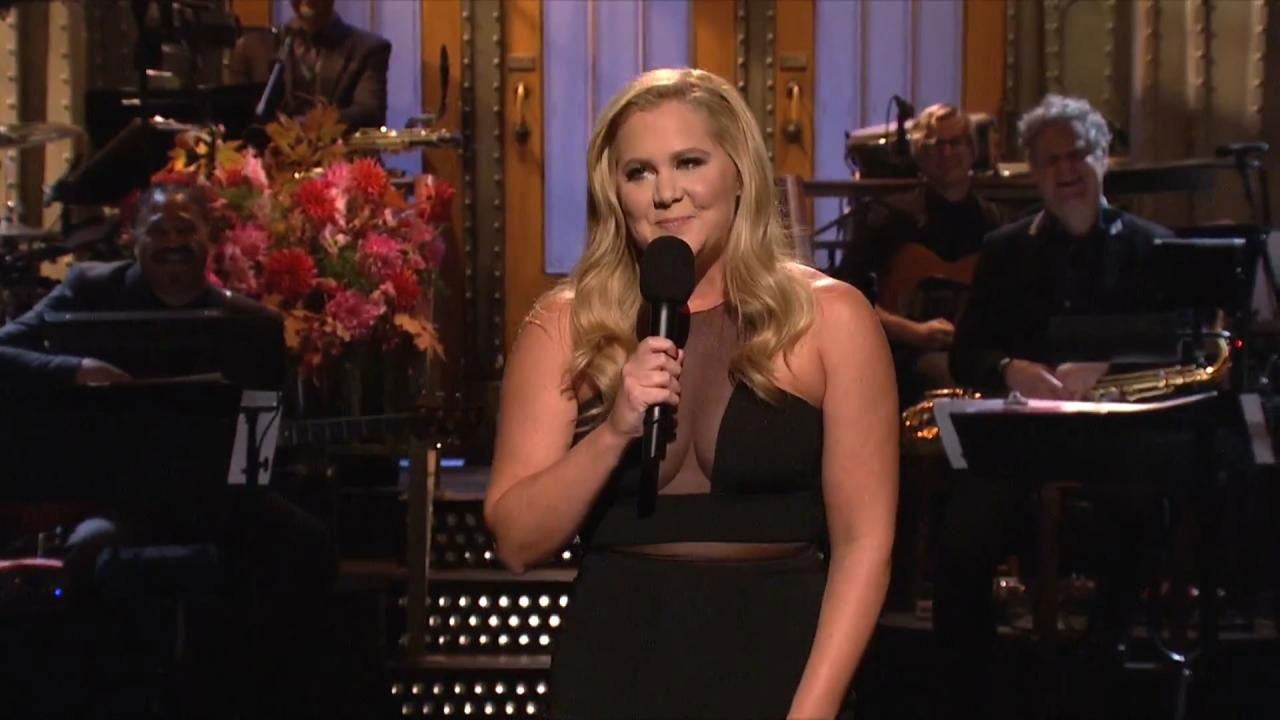 Amy Schumer Bashes the Kardashians and Guns in 'Saturday Night Live'  Hosting Debut | Entertainment Tonight